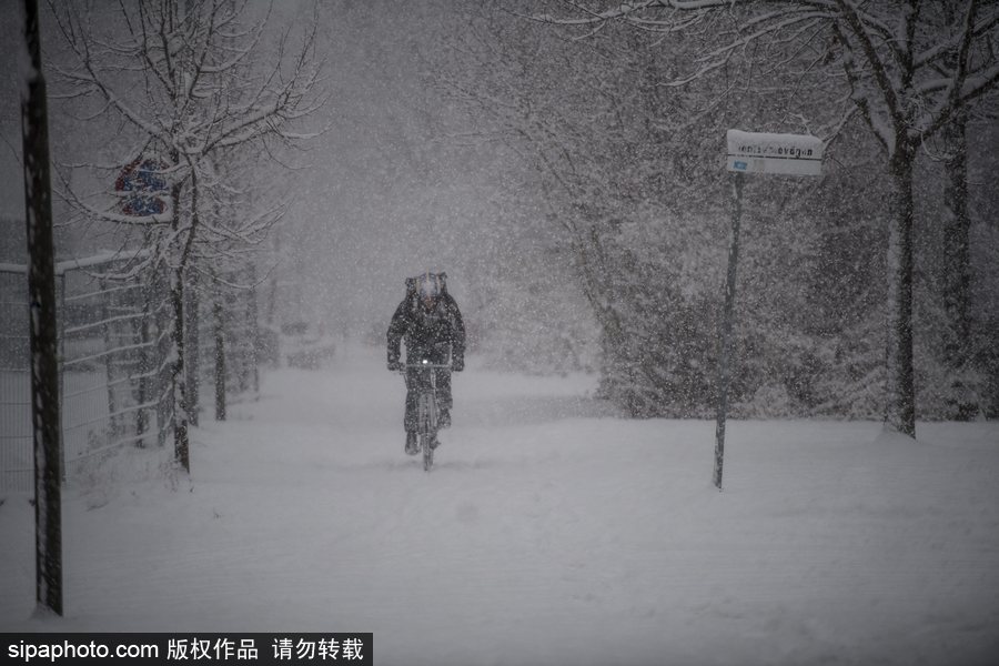 瑞典迎來(lái)今年第一場(chǎng)降雪 嚴(yán)重影響當(dāng)?shù)亟煌?/></p>

<p align=