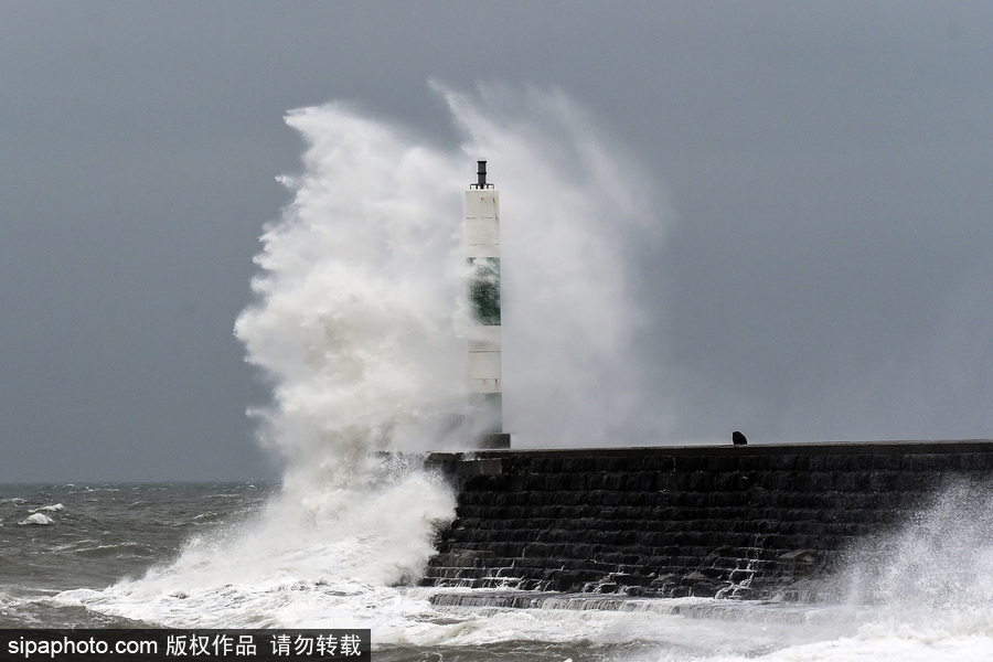 英國阿伯里斯特威斯遭大風(fēng)天氣 海邊巨浪拍岸場面壯觀