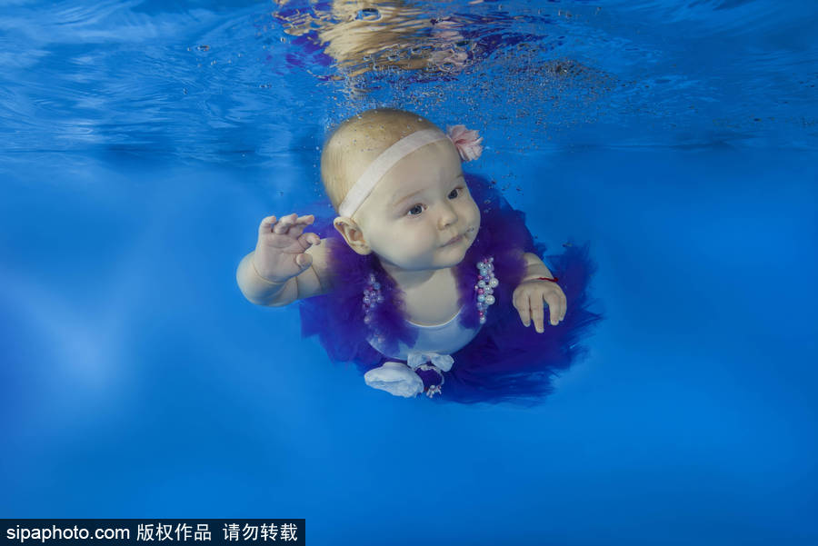 烏克蘭兒童“變身”圣誕老人拍寫真 水下舞動(dòng)超可愛