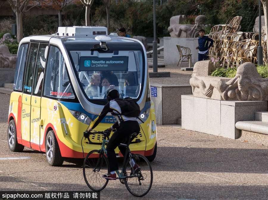 無(wú)人駕駛小公交車成巴黎街頭風(fēng)景