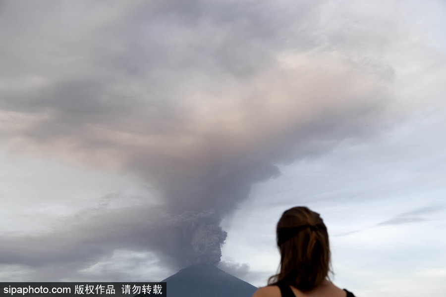 阿貢火山噴出大量濃煙 印尼巴厘島發(fā)紅色警報(bào)