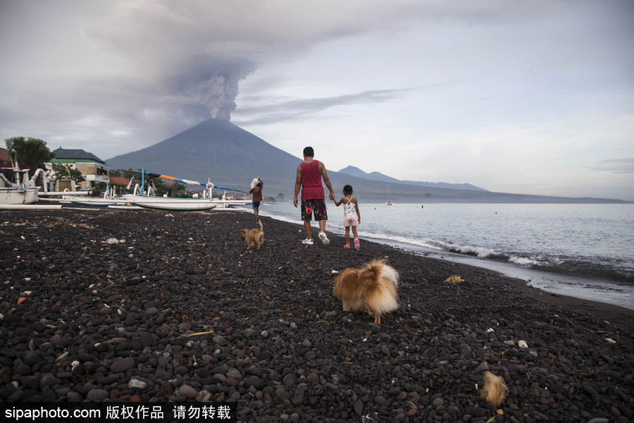 阿貢火山噴出大量濃煙 印尼巴厘島發(fā)紅色警報(bào)