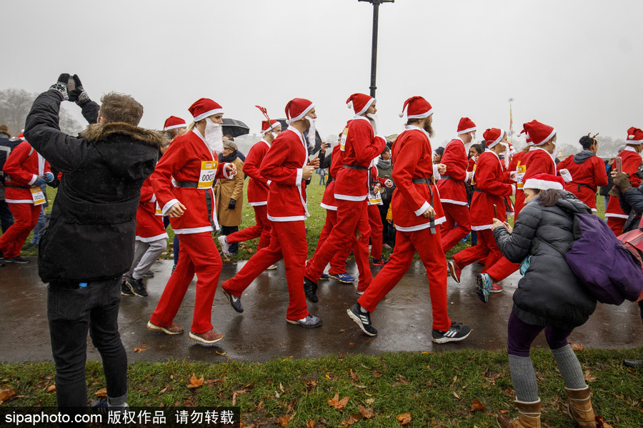 倫敦圣誕老人慈善跑活動(dòng) 男女老少圣誕裝穿越地鐵