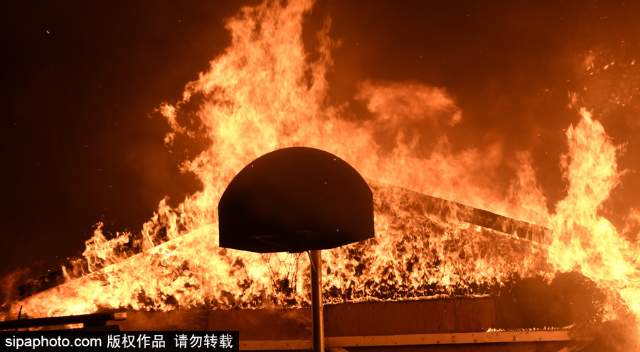 美加州南部突發(fā)野火 場(chǎng)面震撼似“火海”