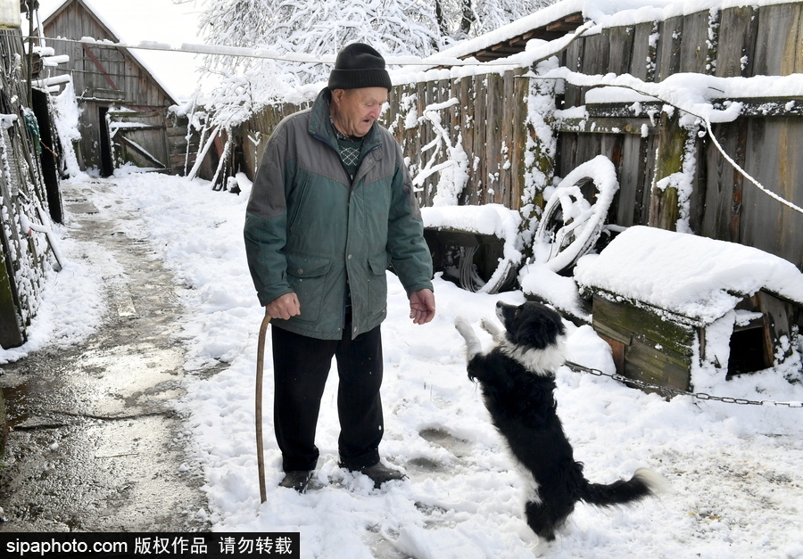 生活在冰雪童話之中 白俄羅斯鄉(xiāng)村冬雪覆蓋