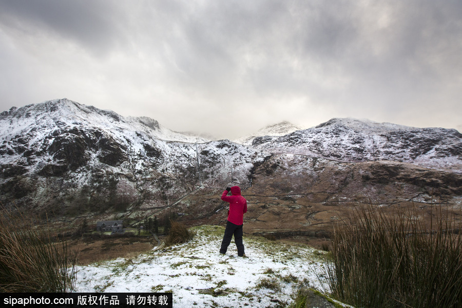 英國(guó)蘭伯利斯迎降雪天氣 一片銀裝素裹