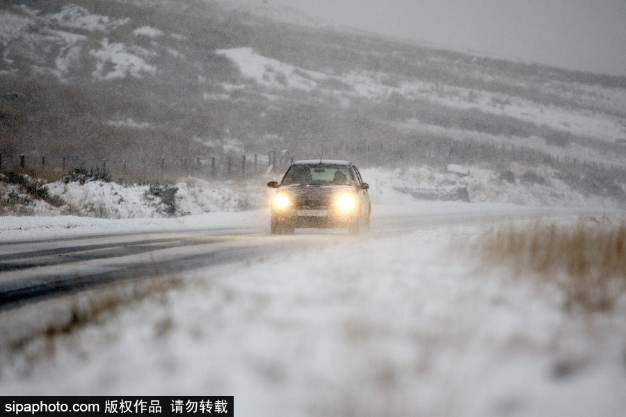 英國(guó)蘭伯利斯迎降雪天氣 一片銀裝素裹