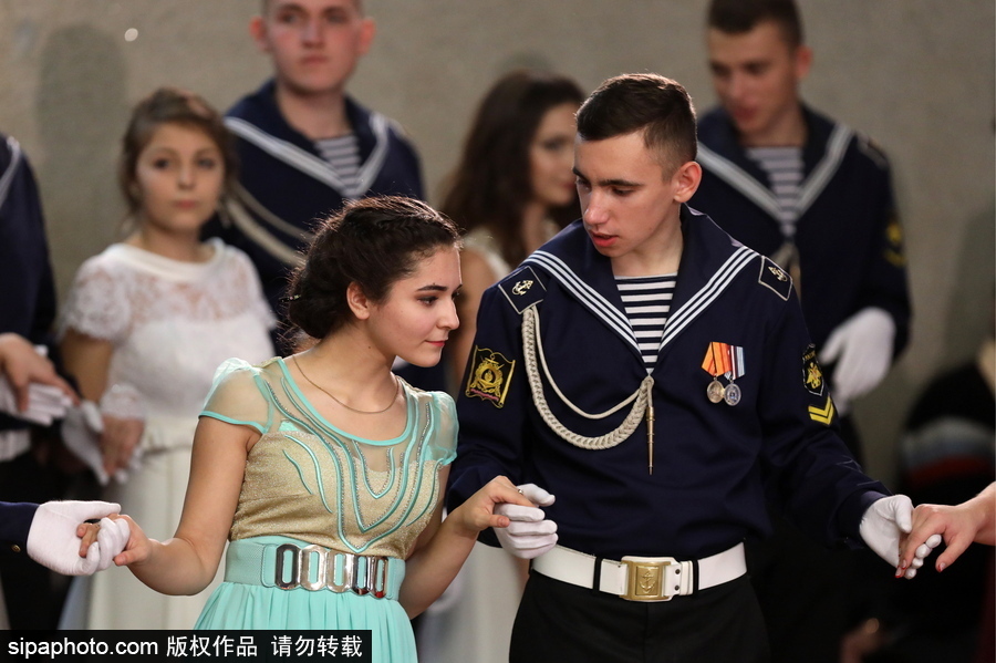 俄羅斯海軍學(xué)員參加舞會(huì) 俊男美女十分養(yǎng)眼