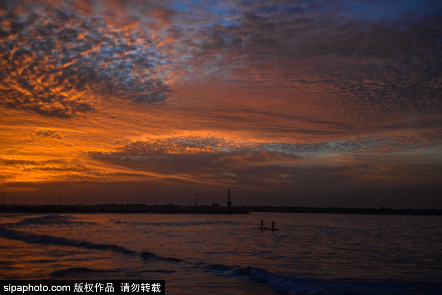 加沙海灘日落美景 殘陽(yáng)映紅天際