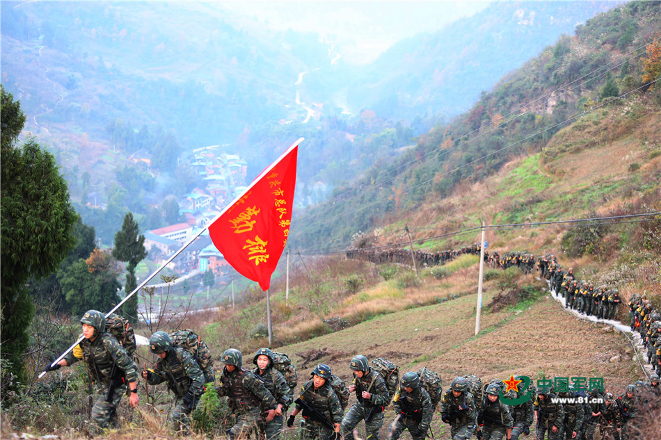 戰(zhàn)場無亞軍 武警官兵三峽腹地上演現(xiàn)實版“絕地求生”