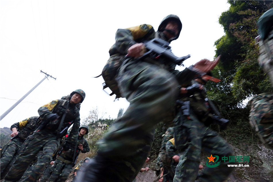 戰(zhàn)場(chǎng)無亞軍 武警官兵三峽腹地上演現(xiàn)實(shí)版“絕地求生”