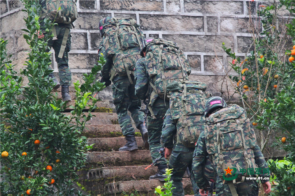 戰(zhàn)場無亞軍 武警官兵三峽腹地上演現實版“絕地求生”