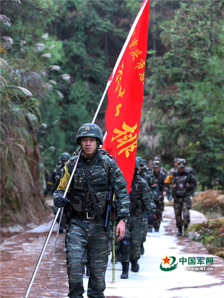 戰(zhàn)場無亞軍 武警官兵三峽腹地上演現實版“絕地求生”