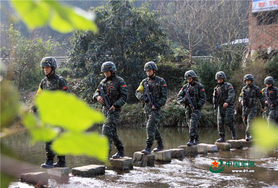 戰(zhàn)場無亞軍 武警官兵三峽腹地上演現(xiàn)實(shí)版“絕地求生”