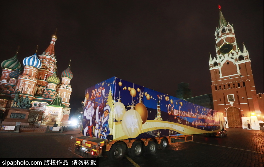 迎接圣誕節(jié)！ 巨型圣誕樹(shù)搭乘卡車(chē)運(yùn)抵克里姆林宮