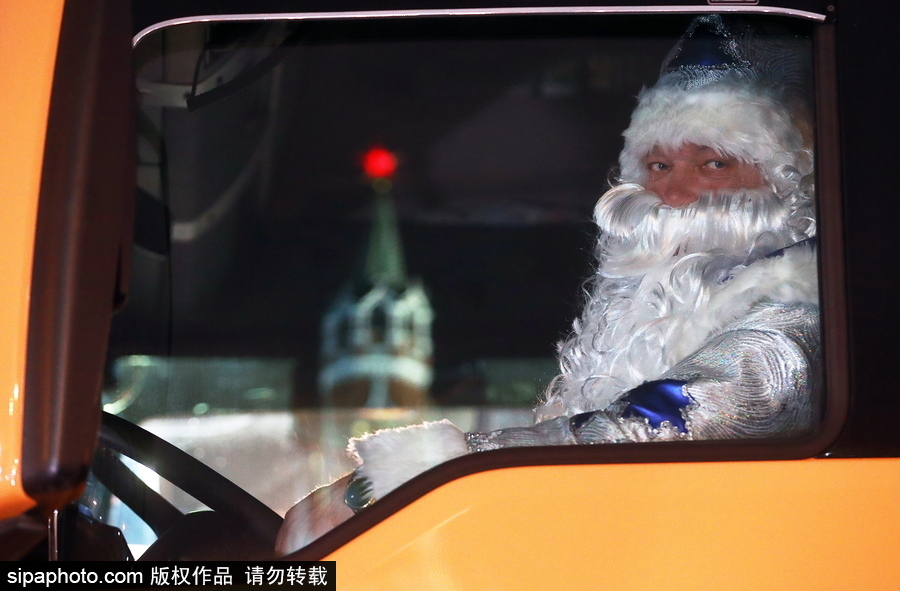 迎接圣誕節(jié)！ 巨型圣誕樹搭乘卡車運抵克里姆林宮