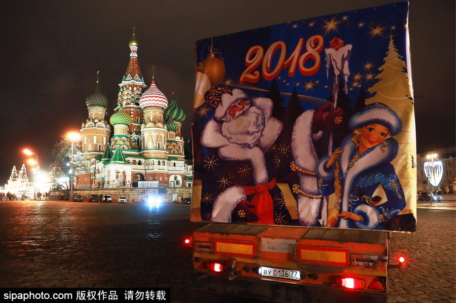 迎接圣誕節(jié)！ 巨型圣誕樹搭乘卡車運抵克里姆林宮