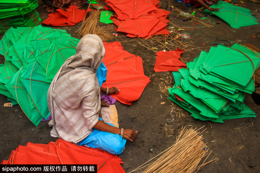 印度集市手工者巧手做風箏 紙質(zhì)材質(zhì)色彩斑斕