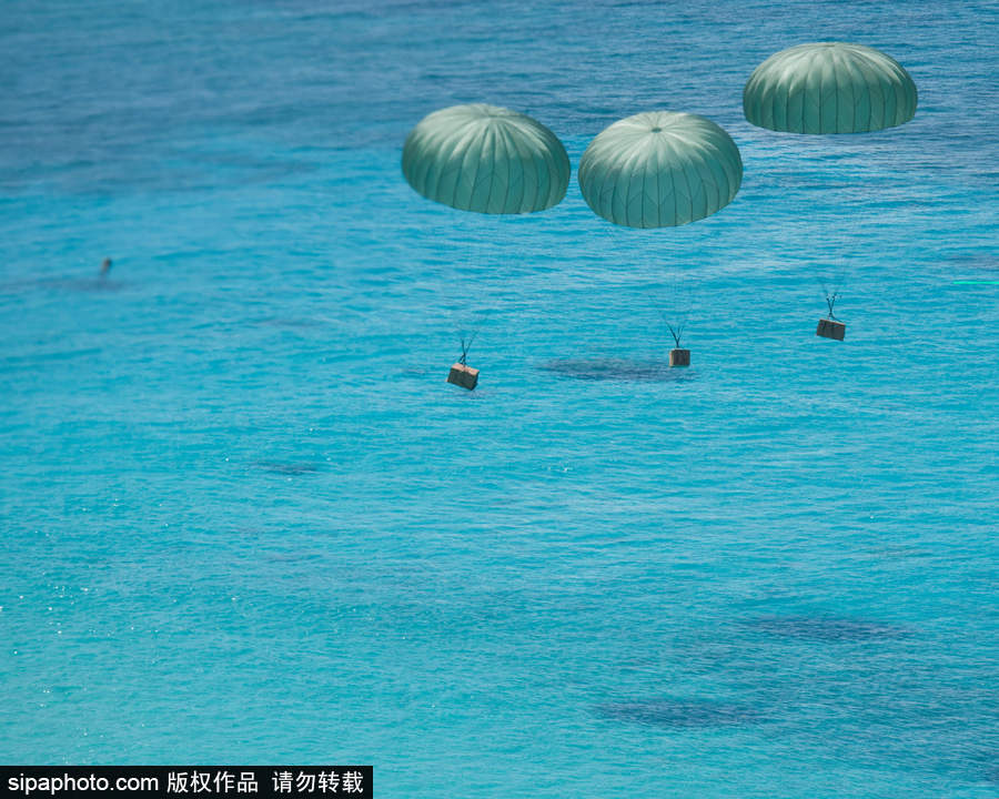 禮物從天而降！美國空軍向西太平洋島國空投“圣誕大禮包”