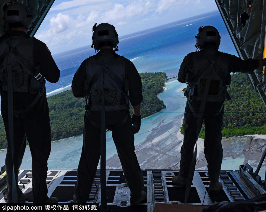禮物從天而降！美國空軍向西太平洋島國空投“圣誕大禮包”