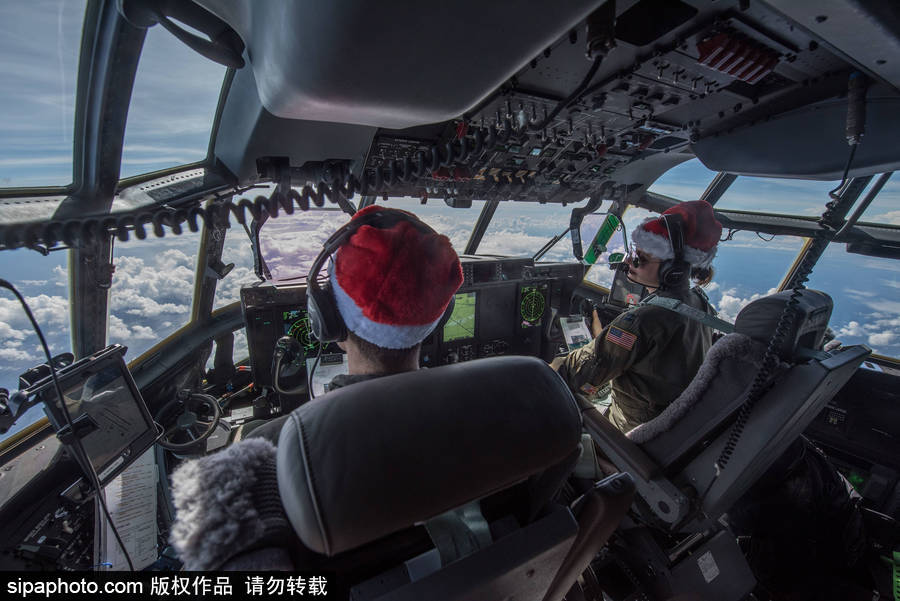 禮物從天而降！美國空軍向西太平洋島國空投“圣誕大禮包”