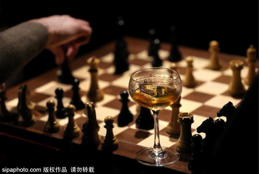 世界國際象棋俱樂部莫斯科開幕 市民享受悠閑益智運(yùn)動(dòng)