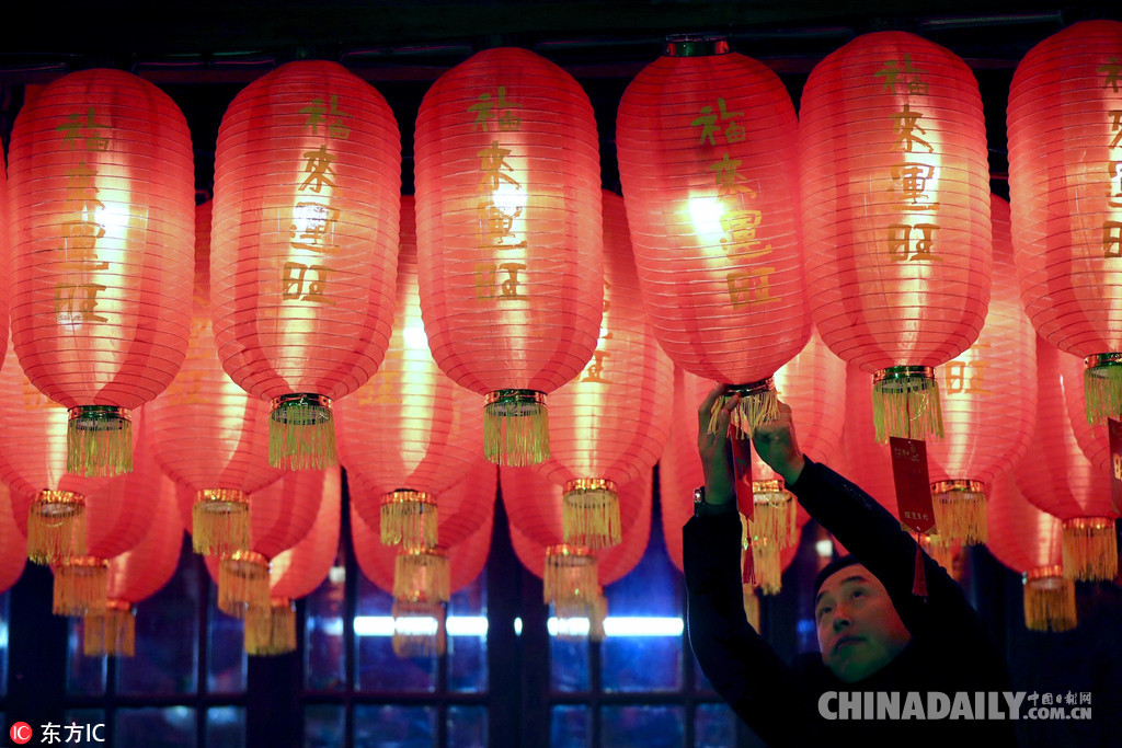 全國各地迎新年：2018，請對我好一點