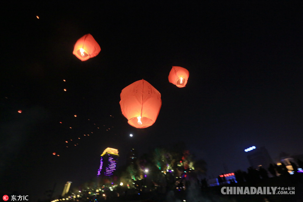 全國各地迎新年：2018，請對我好一點(diǎn)