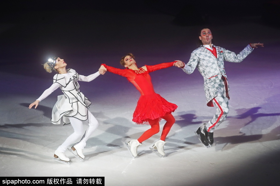 莫斯科冰上舞蹈表演 花滑名將上演《愛(ài)麗絲夢(mèng)游仙境》