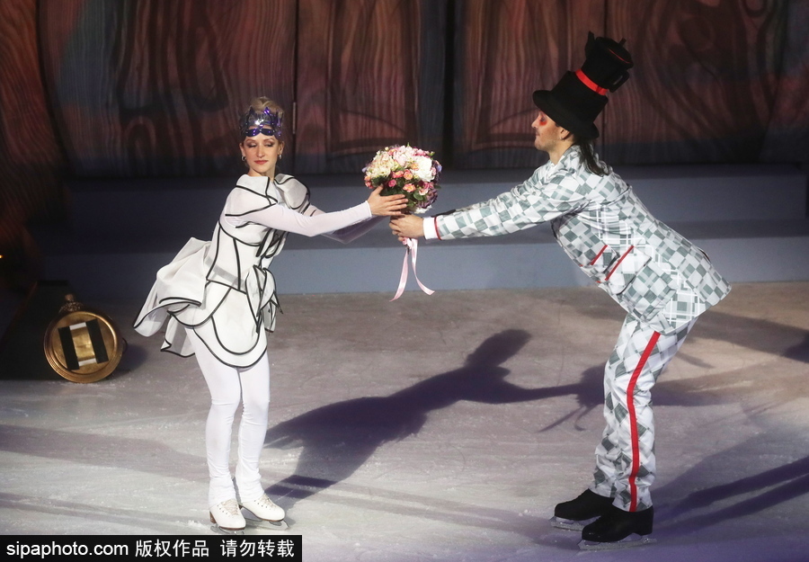 莫斯科冰上舞蹈表演 花滑名將上演《愛(ài)麗絲夢(mèng)游仙境》
