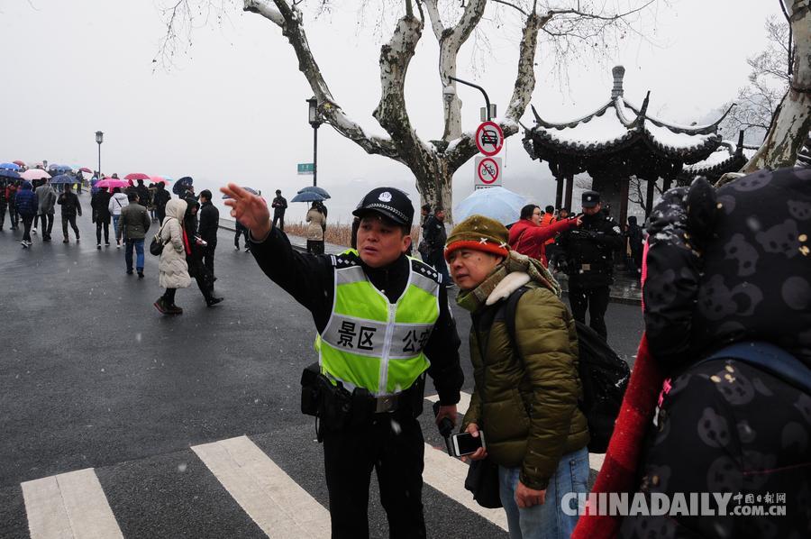 低溫冰雪中，一座城市的溫暖24小時——記錄那些在極端天氣下默默維持城市運轉(zhuǎn)的普通人