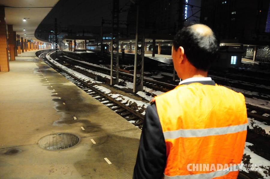 低溫冰雪中，一座城市的溫暖24小時(shí)——記錄那些在極端天氣下默默維持城市運(yùn)轉(zhuǎn)的普通人