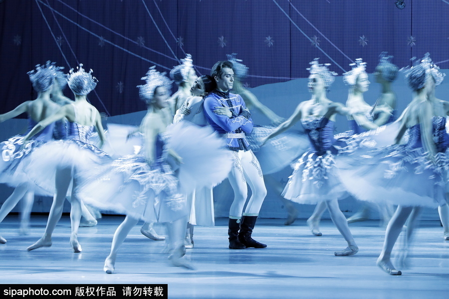 俄羅斯著名舞蹈演員聯(lián)合演繹芭蕾舞劇《胡桃?jiàn)A子》