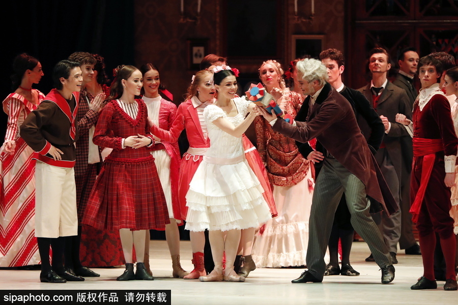 俄羅斯著名舞蹈演員聯(lián)合演繹芭蕾舞劇《胡桃?jiàn)A子》