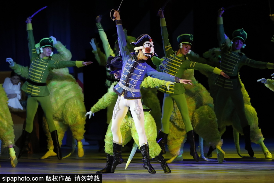 俄羅斯著名舞蹈演員聯(lián)合演繹芭蕾舞劇《胡桃?jiàn)A子》
