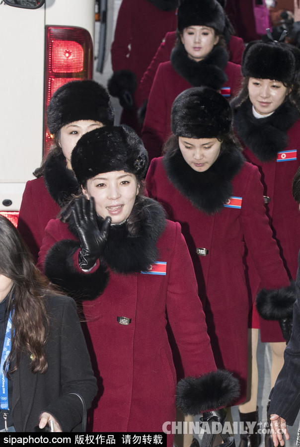 2018平昌冬奧會(huì)前瞻：朝鮮冬奧藝術(shù)團(tuán)抵韓 面龐清秀紅色制服整齊劃一