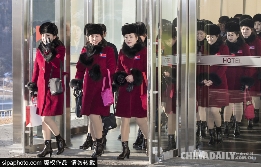 2018平昌冬奧會前瞻：朝鮮冬奧藝術(shù)團抵韓 面龐清秀紅色制服整齊劃一