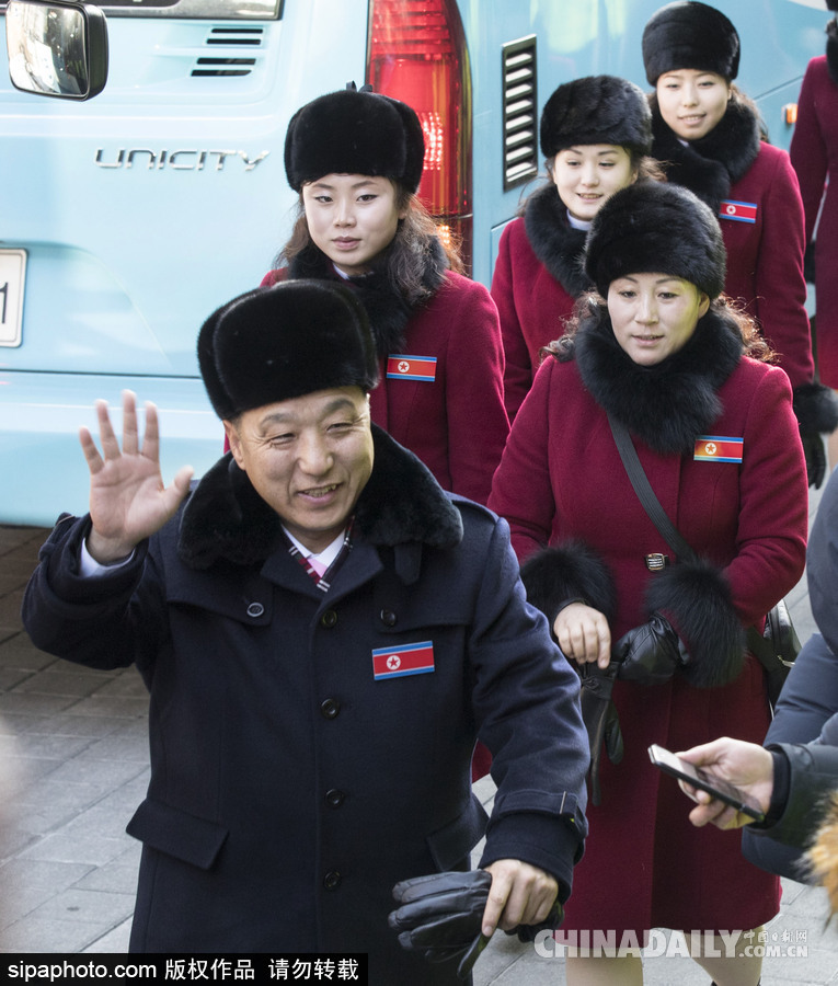 2018平昌冬奧會前瞻：朝鮮冬奧藝術團抵韓 面龐清秀紅色制服整齊劃一