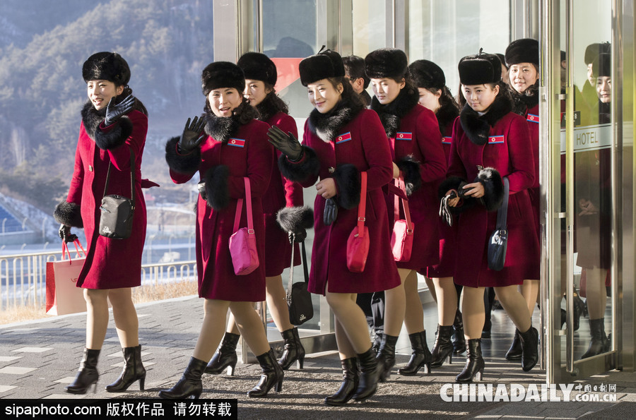 2018平昌冬奧會前瞻：朝鮮冬奧藝術(shù)團(tuán)抵韓 面龐清秀紅色制服整齊劃一