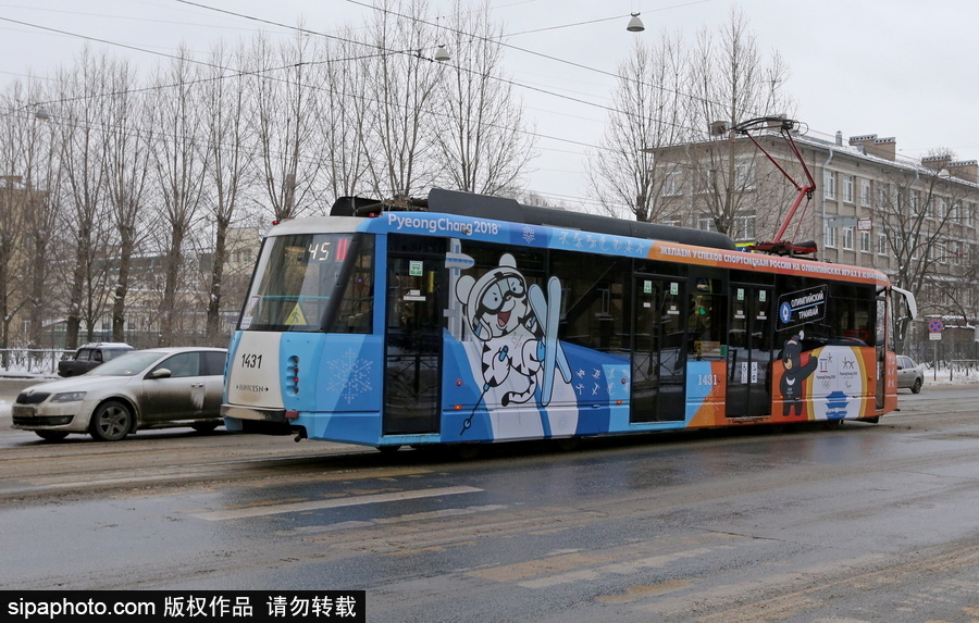 2018平昌冬奧會(huì)主題公交車(chē)現(xiàn)身圣彼得堡街頭十分矚目