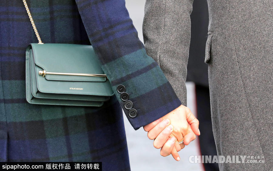 望夫眼！哈里王子與未婚妻十指緊扣到訪愛丁堡 心情大好與小馬打招呼
