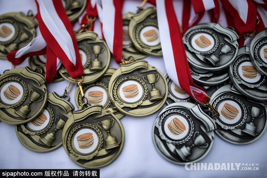 “煎餅俠”？英國(guó)舉行趣味煎餅跑