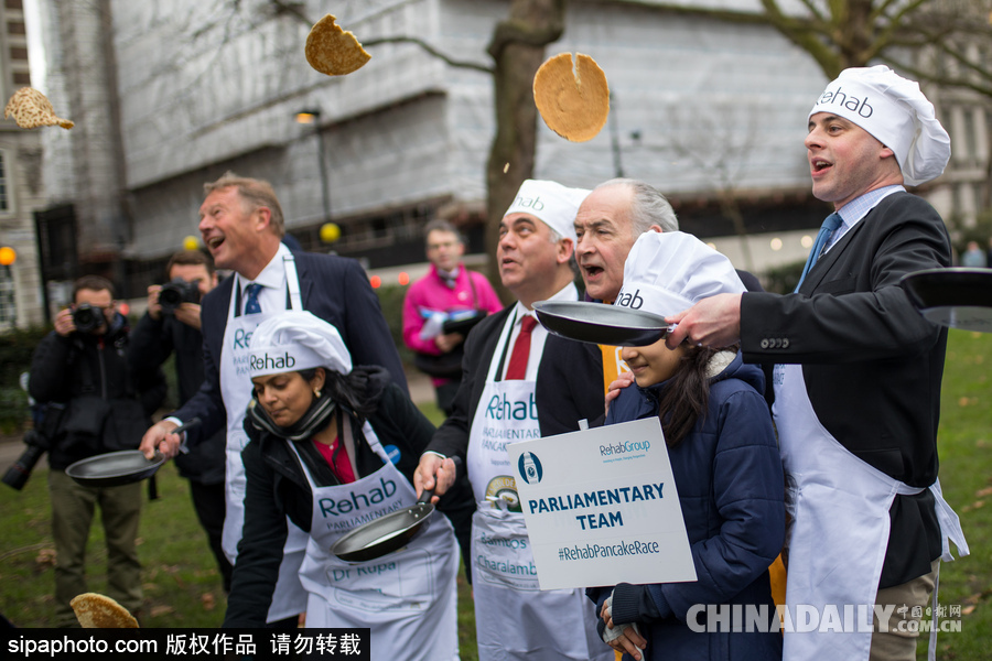 “煎餅俠”？英國(guó)舉行趣味煎餅跑