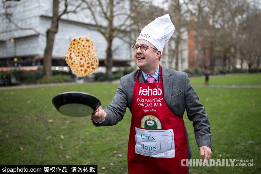 “煎餅俠”？英國舉行趣味煎餅跑