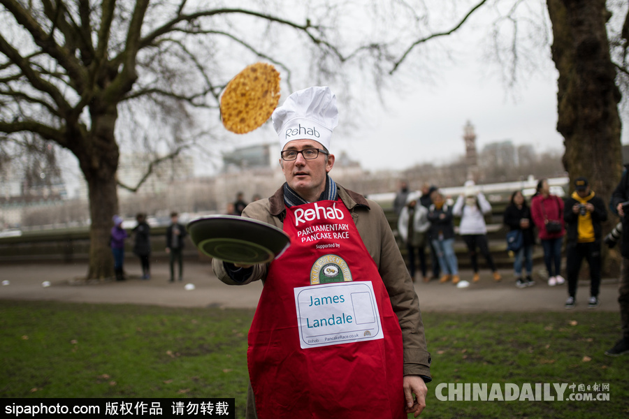 “煎餅俠”？英國(guó)舉行趣味煎餅跑