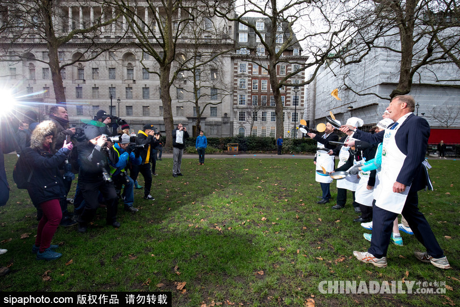 “煎餅俠”？英國舉行趣味煎餅跑