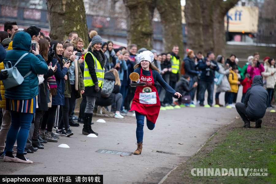 “煎餅俠”？英國舉行趣味煎餅跑