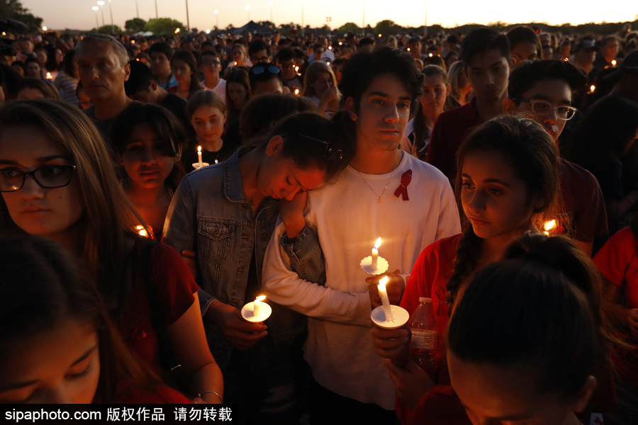 美國：民眾學(xué)生集會點蠟悼念高中槍擊案遇難者