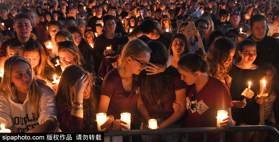 美國：民眾學(xué)生集會(huì)點(diǎn)蠟悼念高中槍擊案遇難者