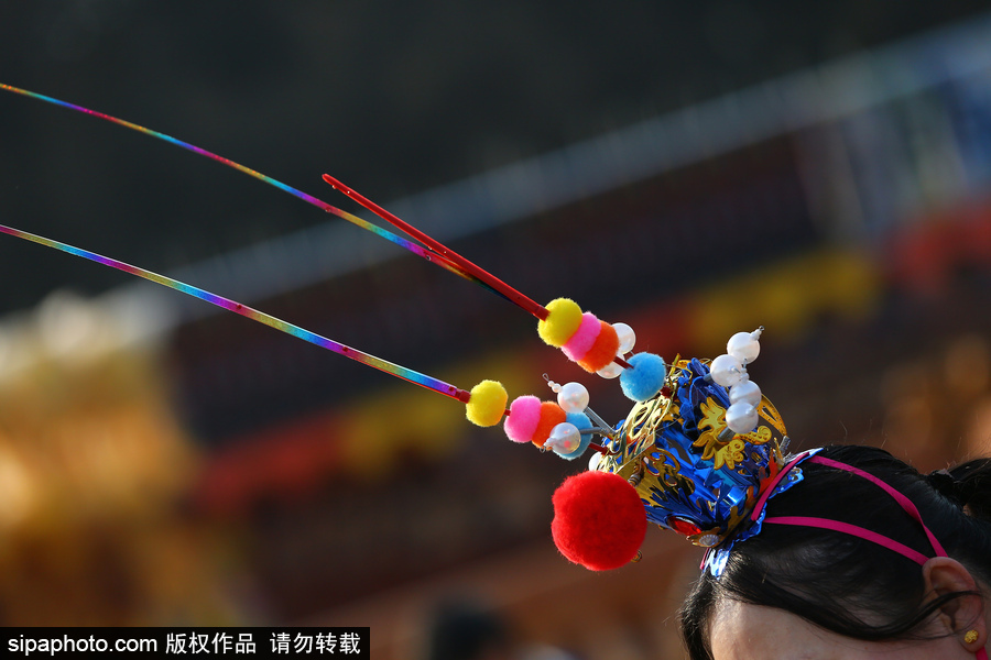 盤點(diǎn)春節(jié)廟會上年味十足的萌態(tài)頭飾 狗年發(fā)卡受熱捧